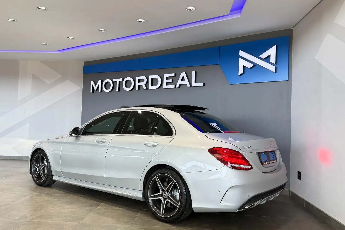 2018 Mercedes-Benz C-Class C180 AMG Line Auto, photo 4 of 11