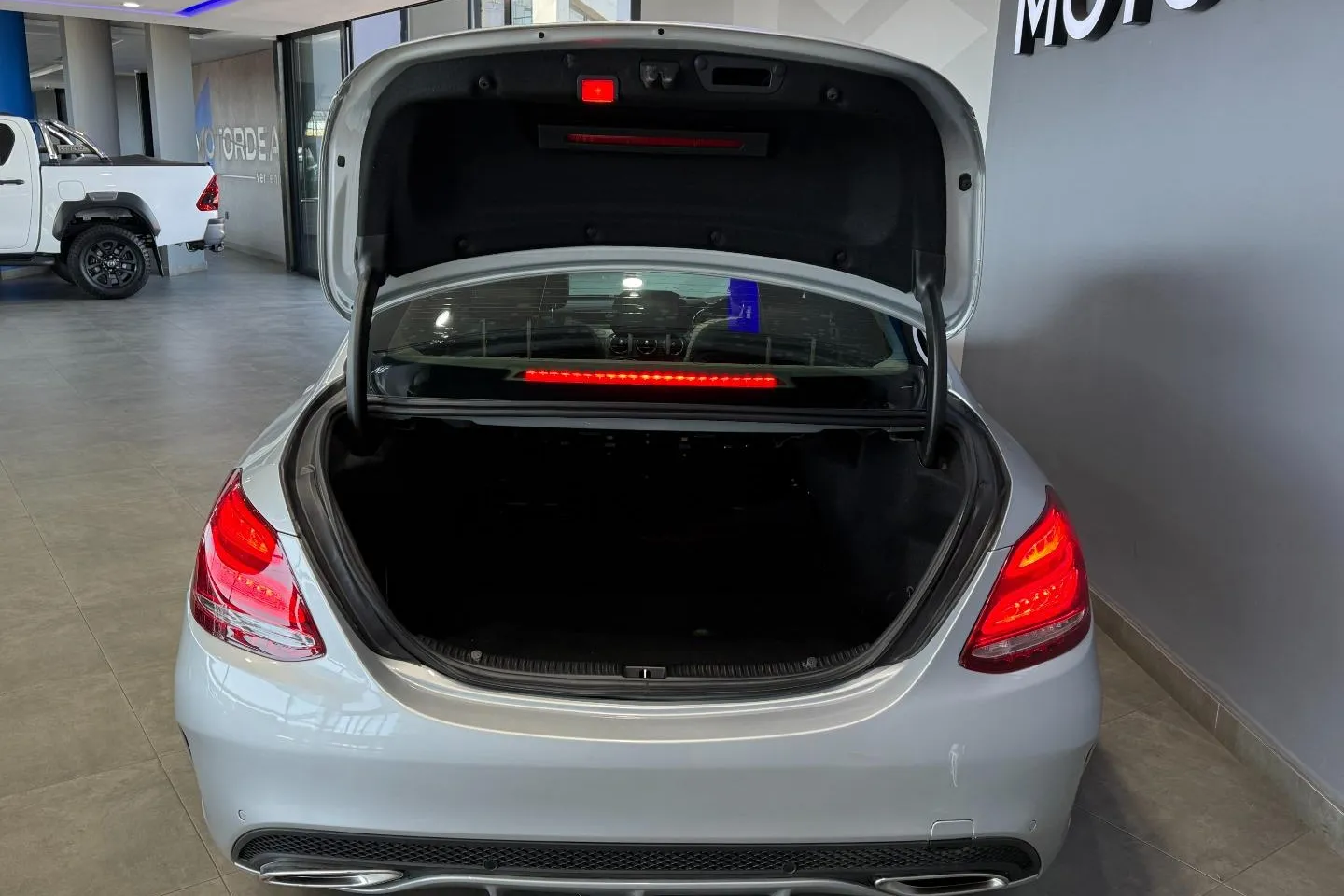 2018 Mercedes-Benz C-Class C180 AMG Line Auto, photo 6 of 11