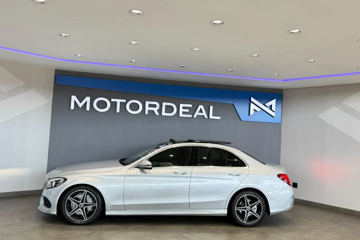 2018 Mercedes-Benz C-Class C180 AMG Line Auto, photo 8 of 11