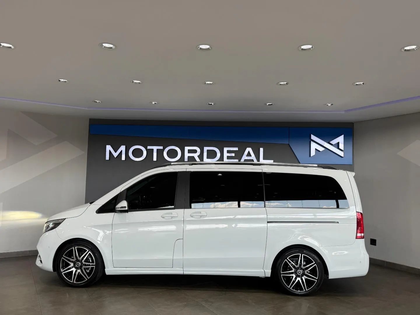 2020 Mercedes-Benz V-Class V300d Avantgarde AMG Line, photo 11 of 30
