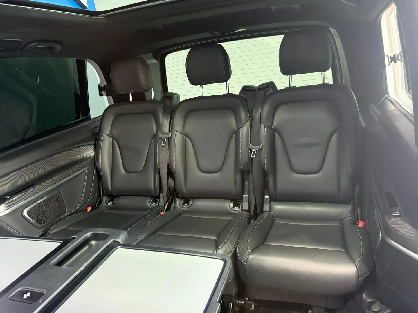 2020 Mercedes-Benz V-Class V300d Avantgarde AMG Line, photo 12 of 30
