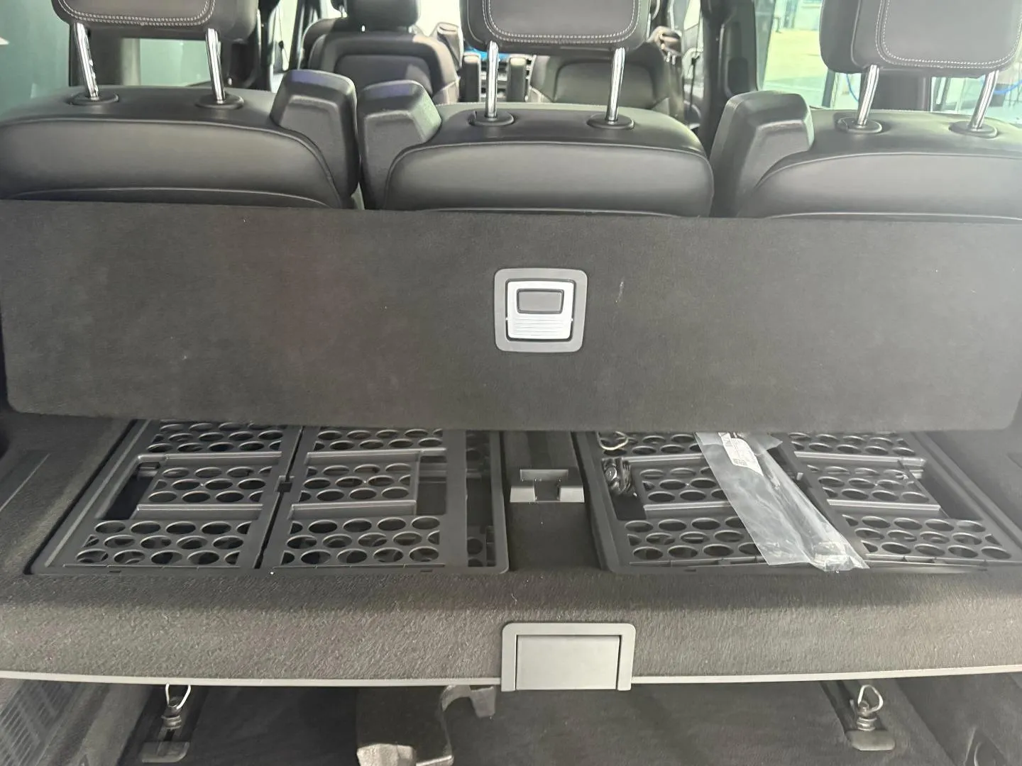 2020 Mercedes-Benz V-Class V300d Avantgarde AMG Line, photo 15 of 30