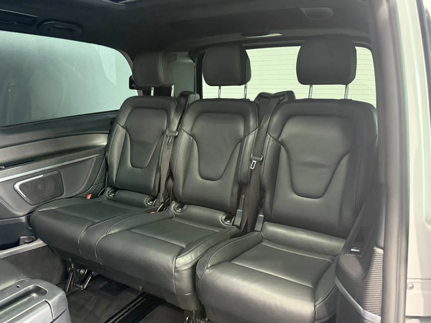 2020 Mercedes-Benz V-Class V300d Avantgarde AMG Line, photo 16 of 30