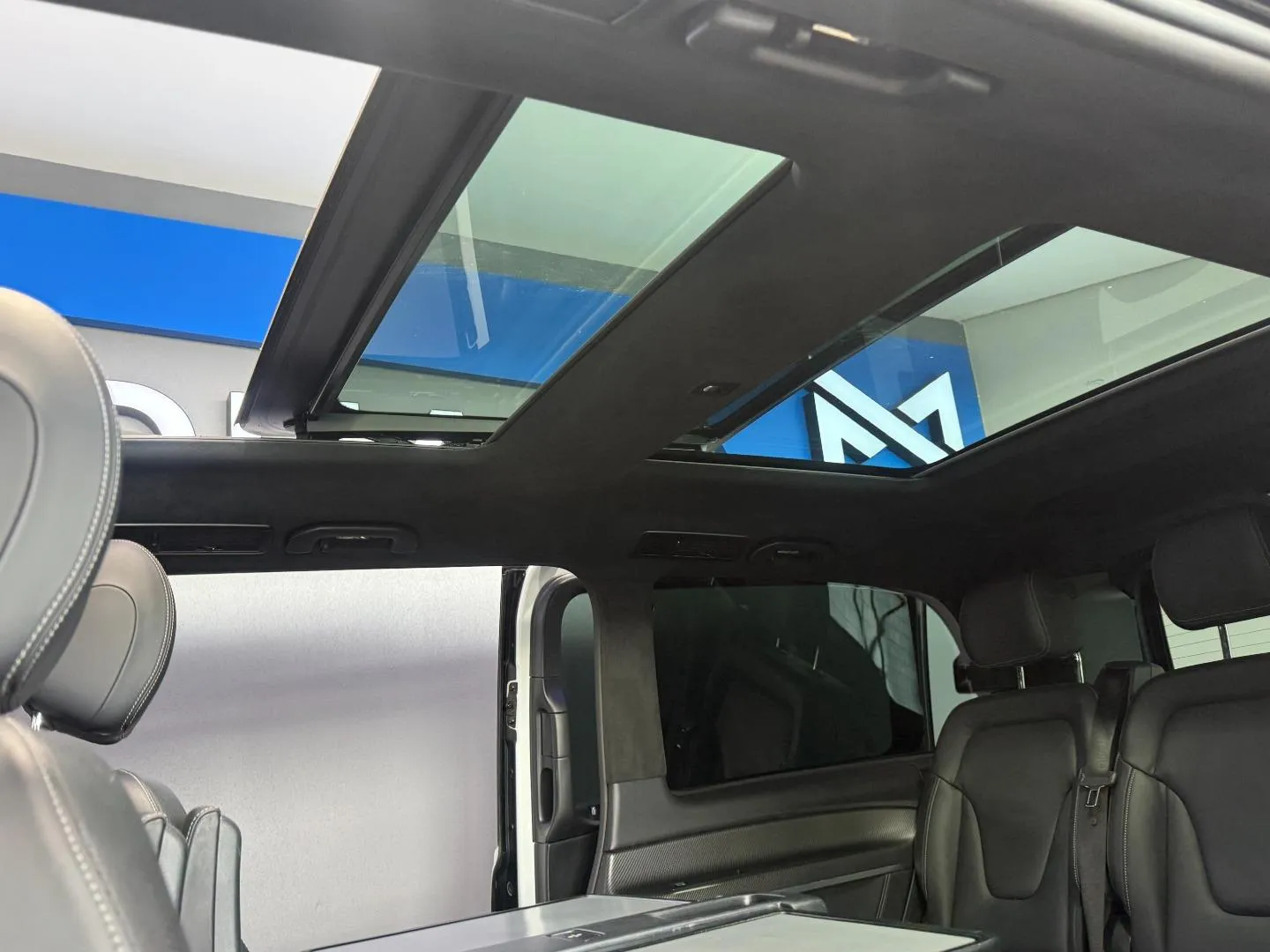 2020 Mercedes-Benz V-Class V300d Avantgarde AMG Line, photo 17 of 30