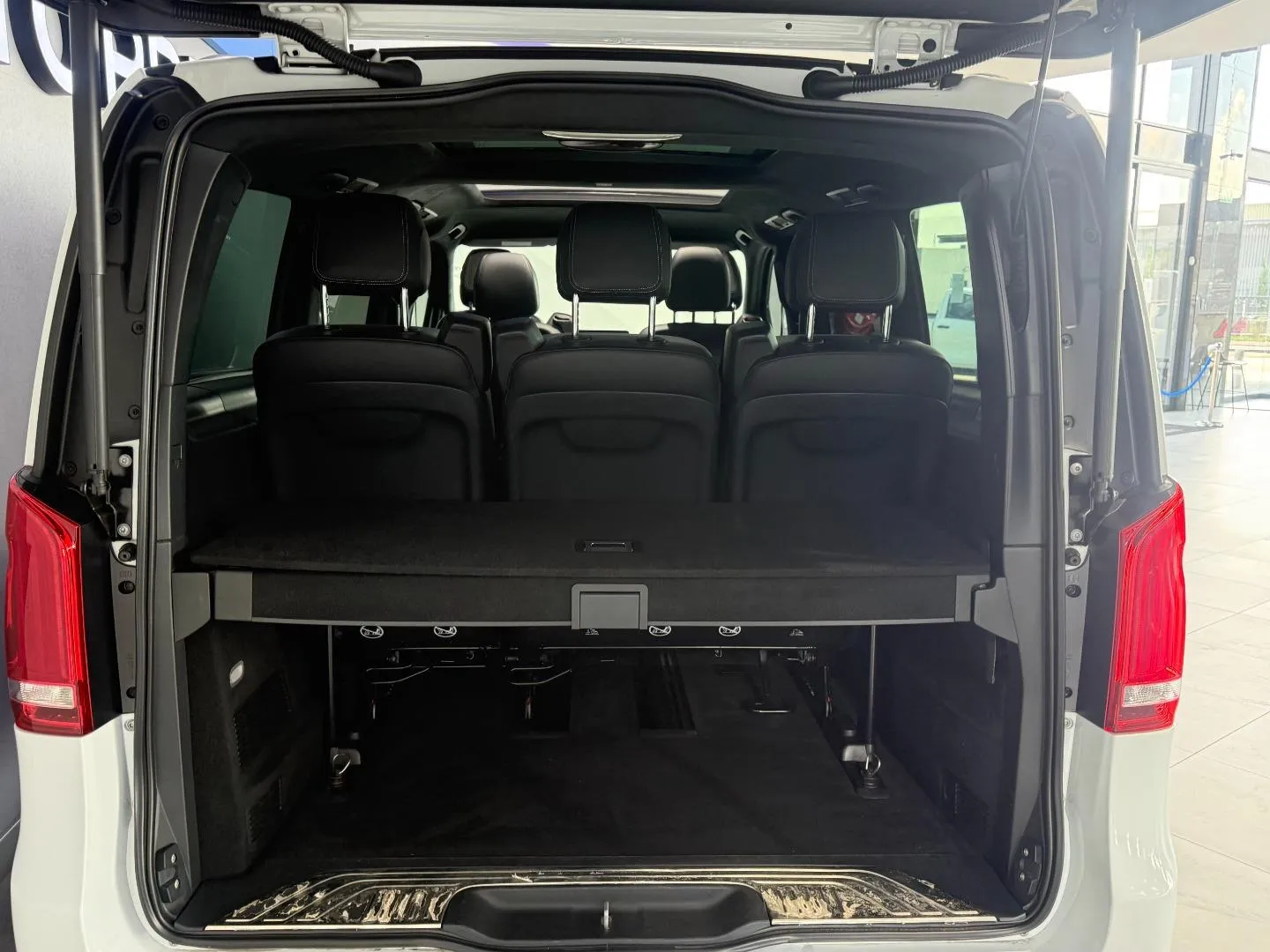 2020 Mercedes-Benz V-Class V300d Avantgarde AMG Line, photo 18 of 30