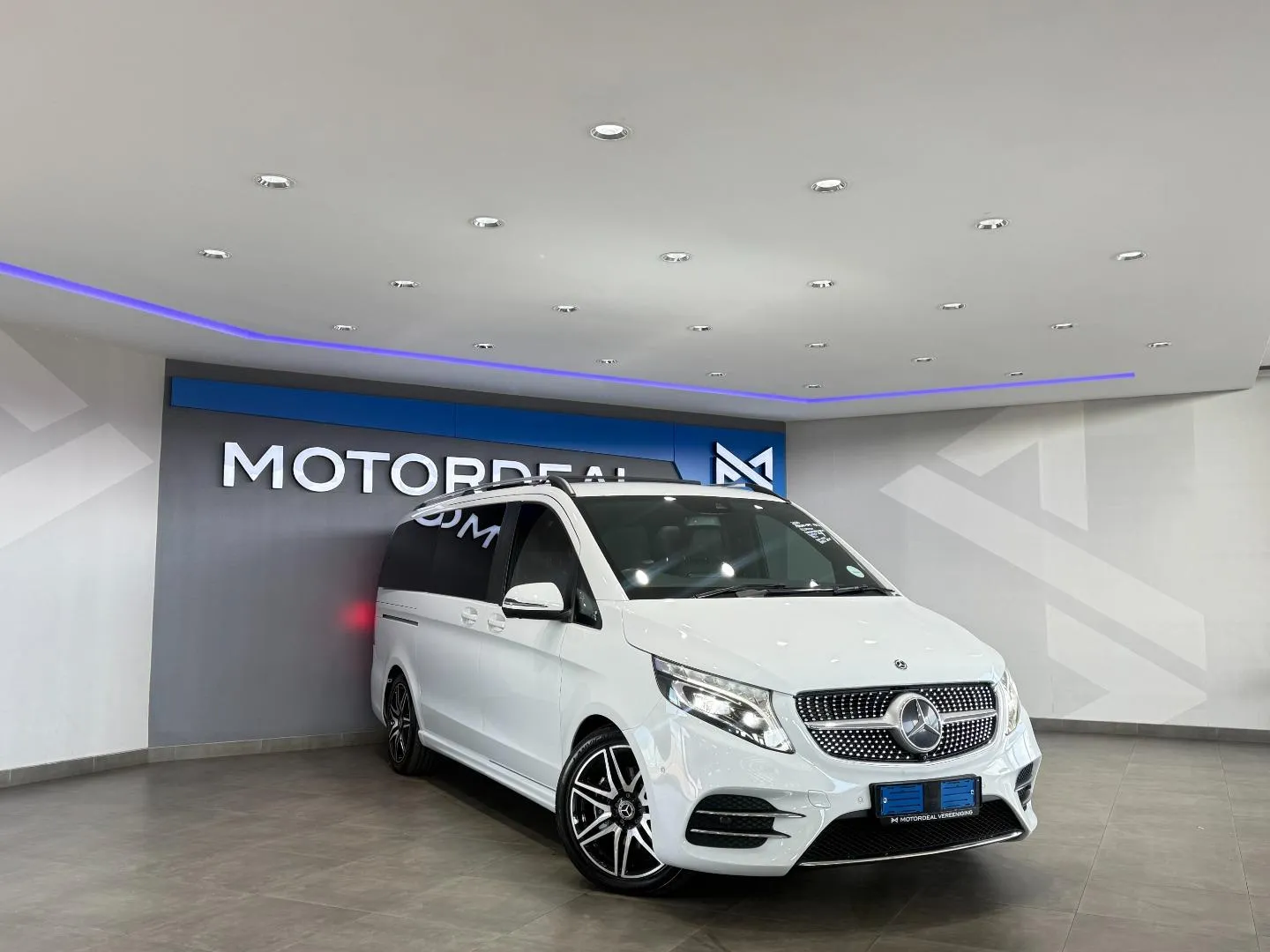 2020 Mercedes-Benz V-Class V300d Avantgarde AMG Line, photo 2 of 30