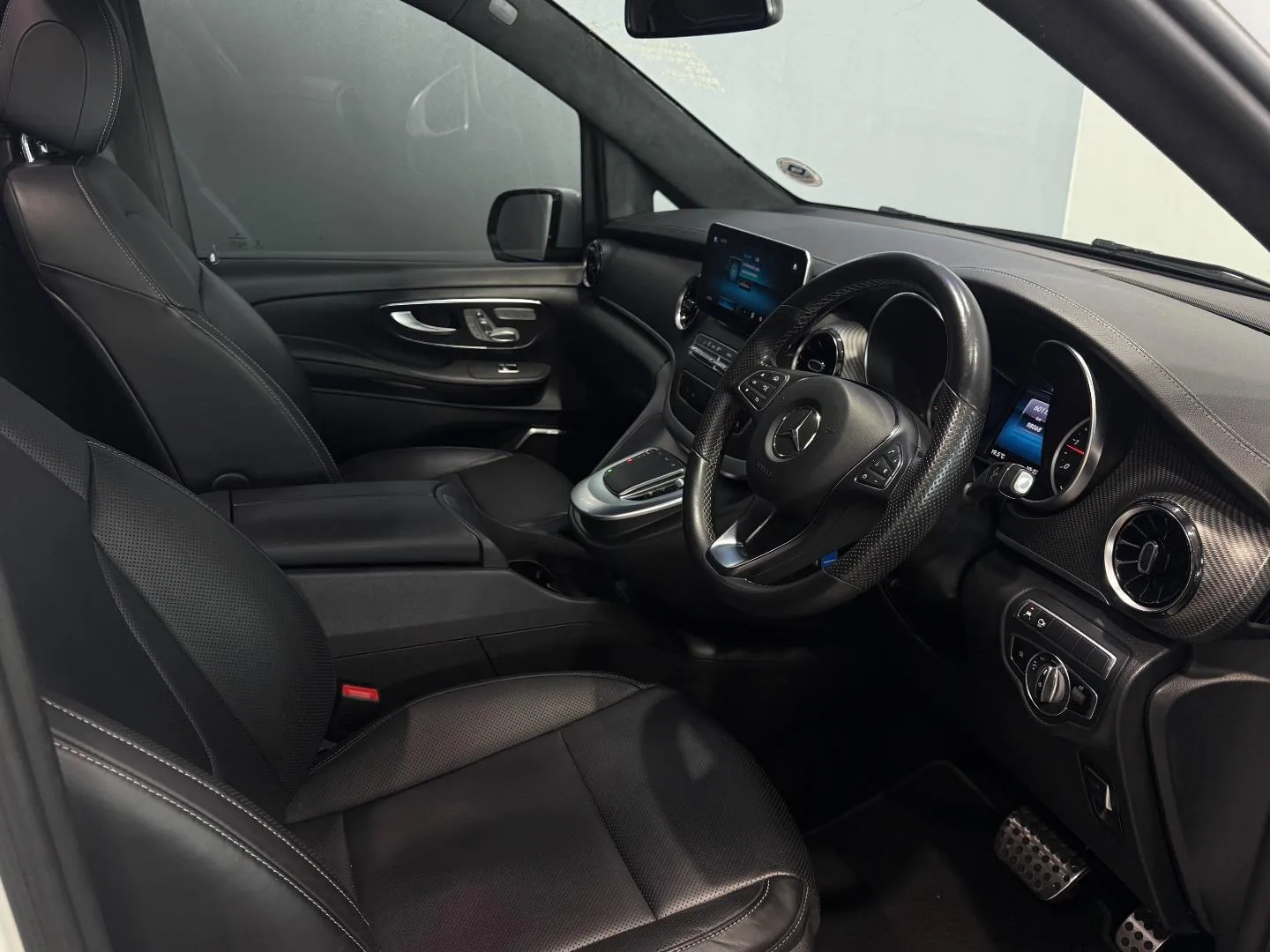 2020 Mercedes-Benz V-Class V300d Avantgarde AMG Line, photo 20 of 30