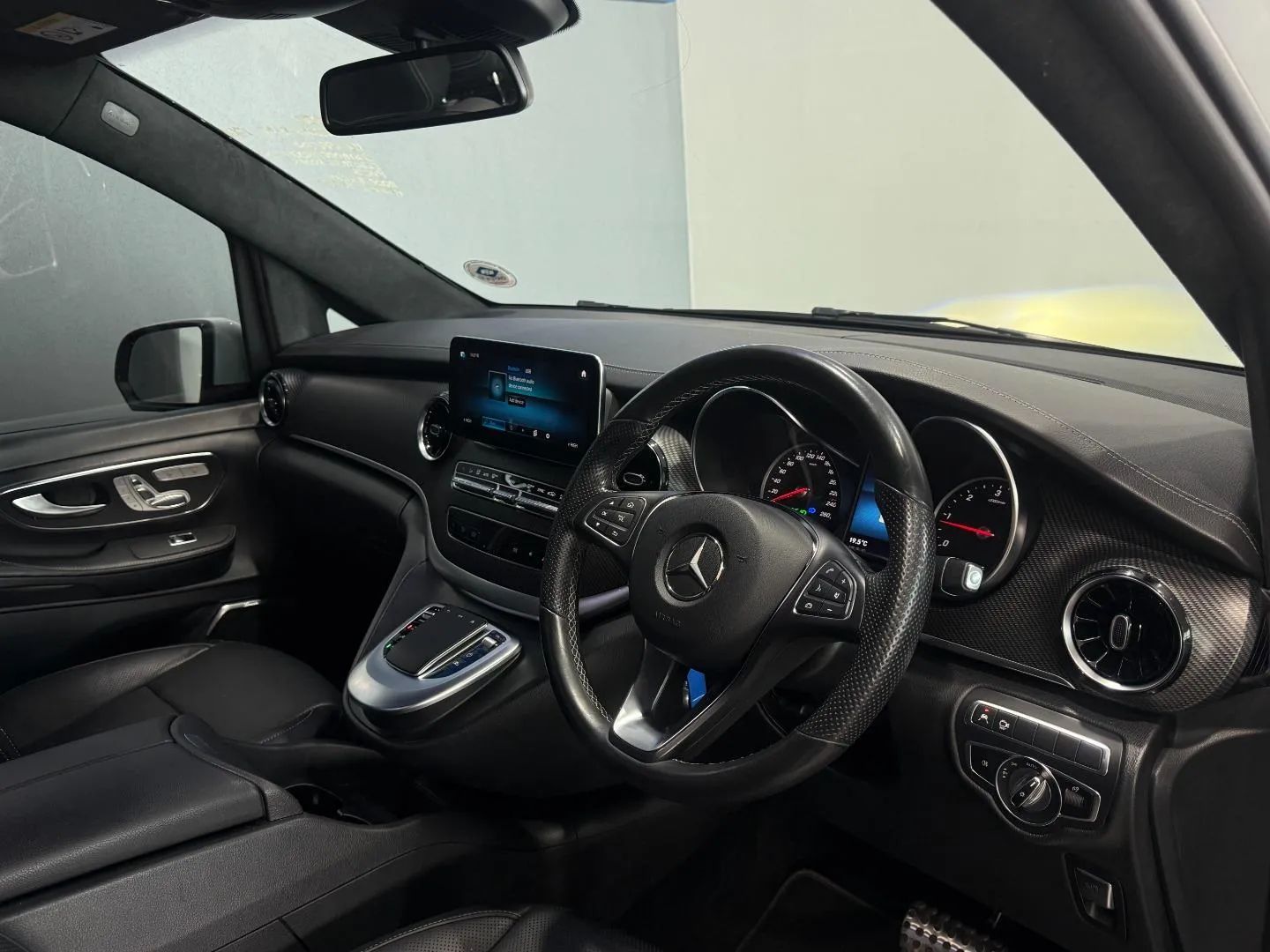 2020 Mercedes-Benz V-Class V300d Avantgarde AMG Line, photo 21 of 30