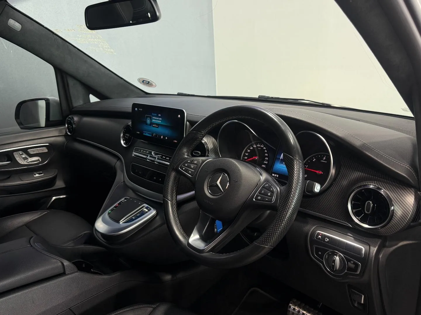 2020 Mercedes-Benz V-Class V300d Avantgarde AMG Line, photo 22 of 30