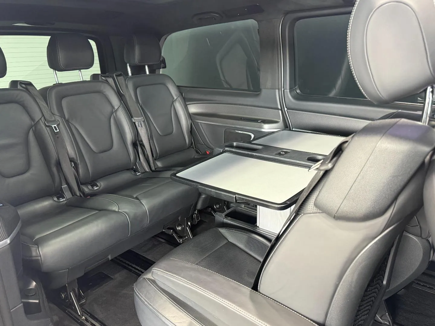 2020 Mercedes-Benz V-Class V300d Avantgarde AMG Line, photo 27 of 30