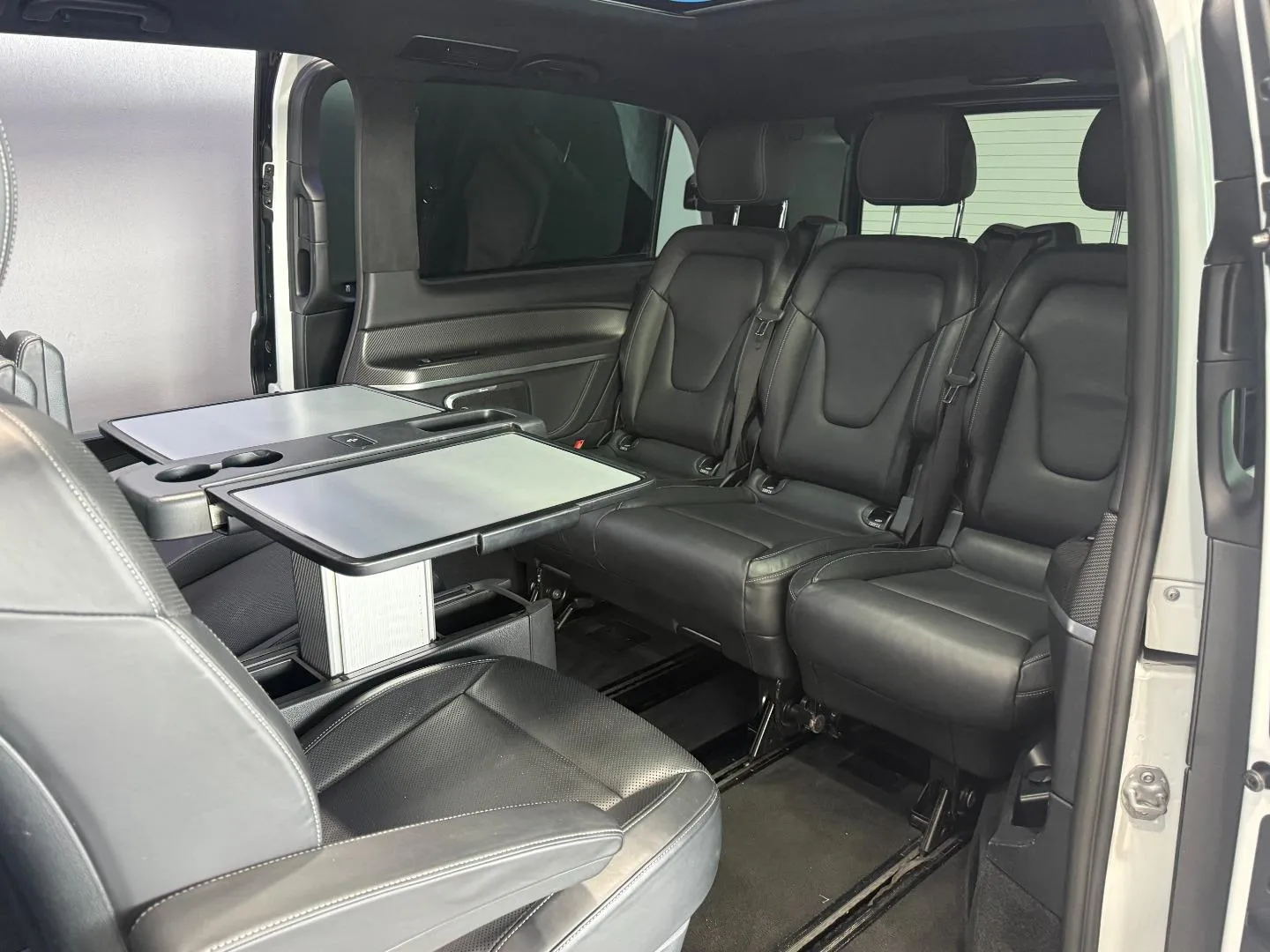 2020 Mercedes-Benz V-Class V300d Avantgarde AMG Line, photo 28 of 30