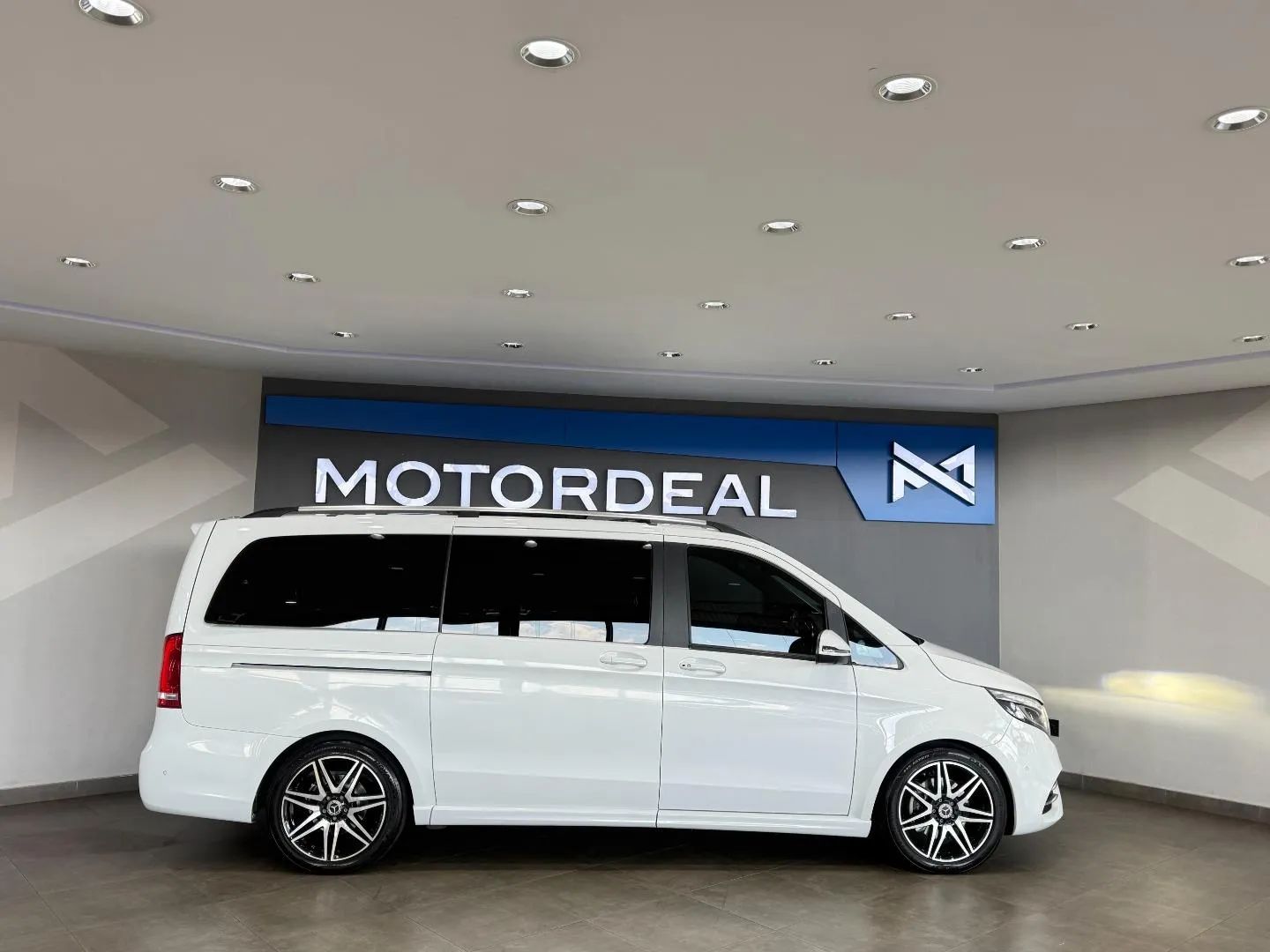 2020 Mercedes-Benz V-Class V300d Avantgarde AMG Line, photo 4 of 30