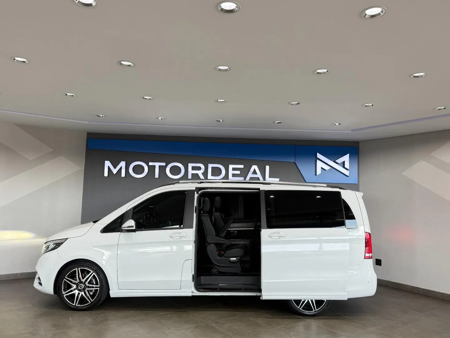2020 Mercedes-Benz V-Class V300d Avantgarde AMG Line, photo 5 of 30