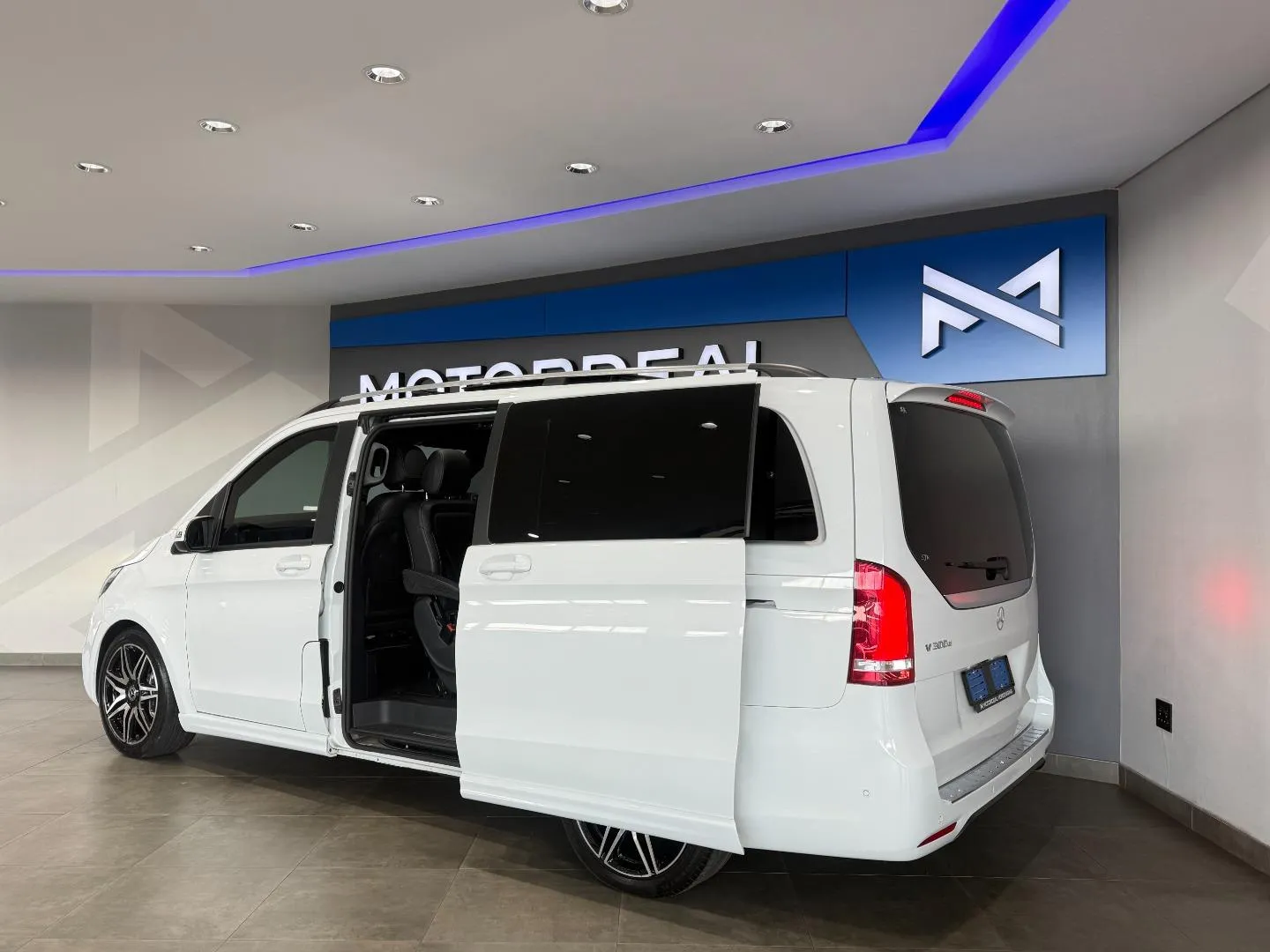2020 Mercedes-Benz V-Class V300d Avantgarde AMG Line, photo 6 of 30