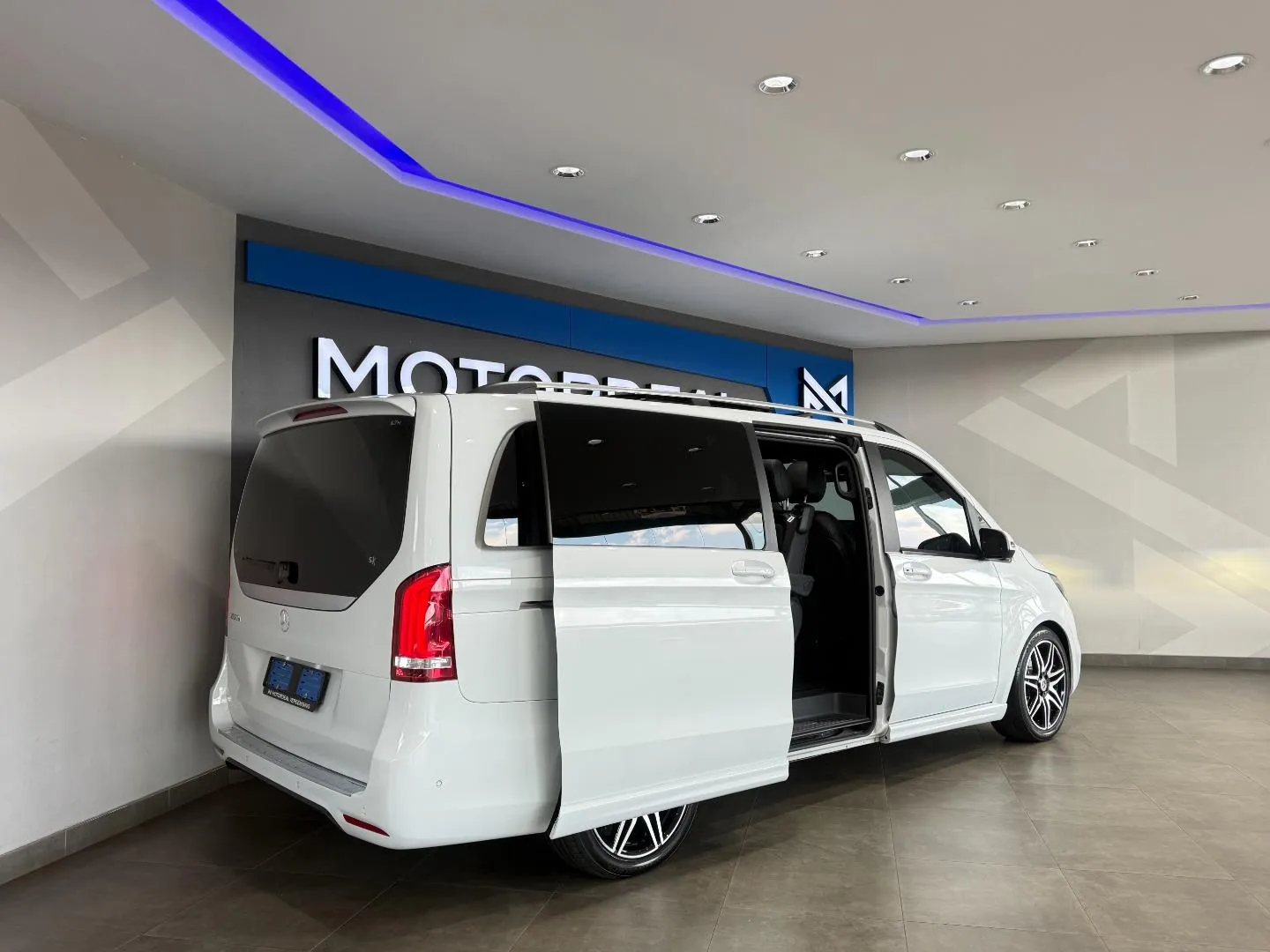 2020 Mercedes-Benz V-Class V300d Avantgarde AMG Line, photo 7 of 30