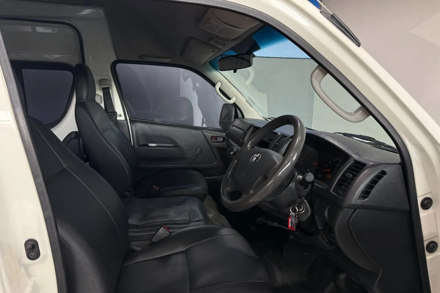 2023 Toyota HiAce 2.5D-4D Ses-Fikile 16-seater, photo 10 of 23