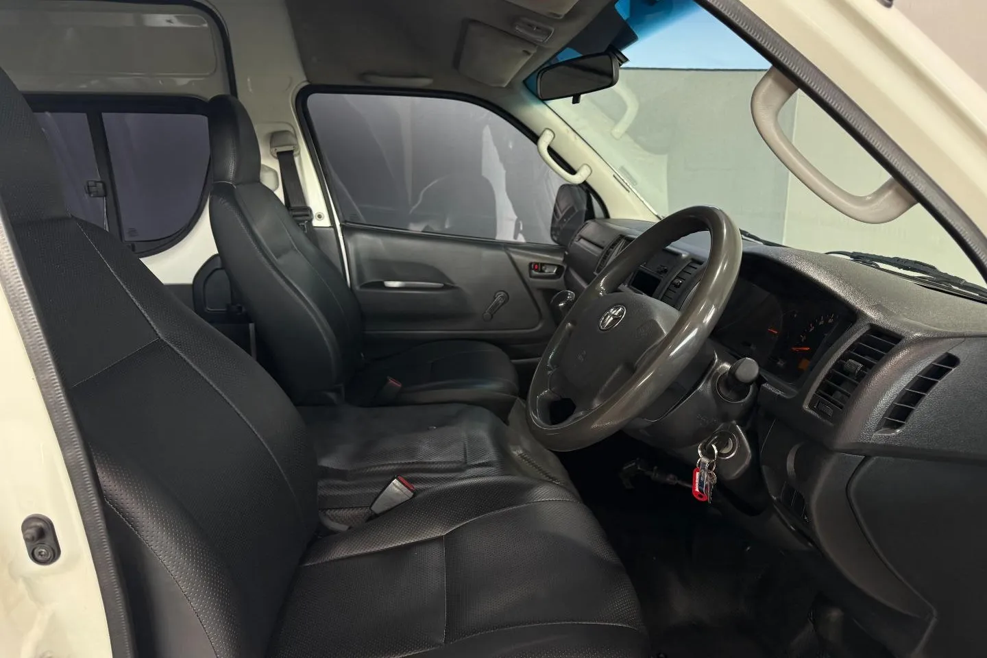 2023 Toyota HiAce 2.5D-4D Ses-Fikile 16-seater, photo 13 of 23