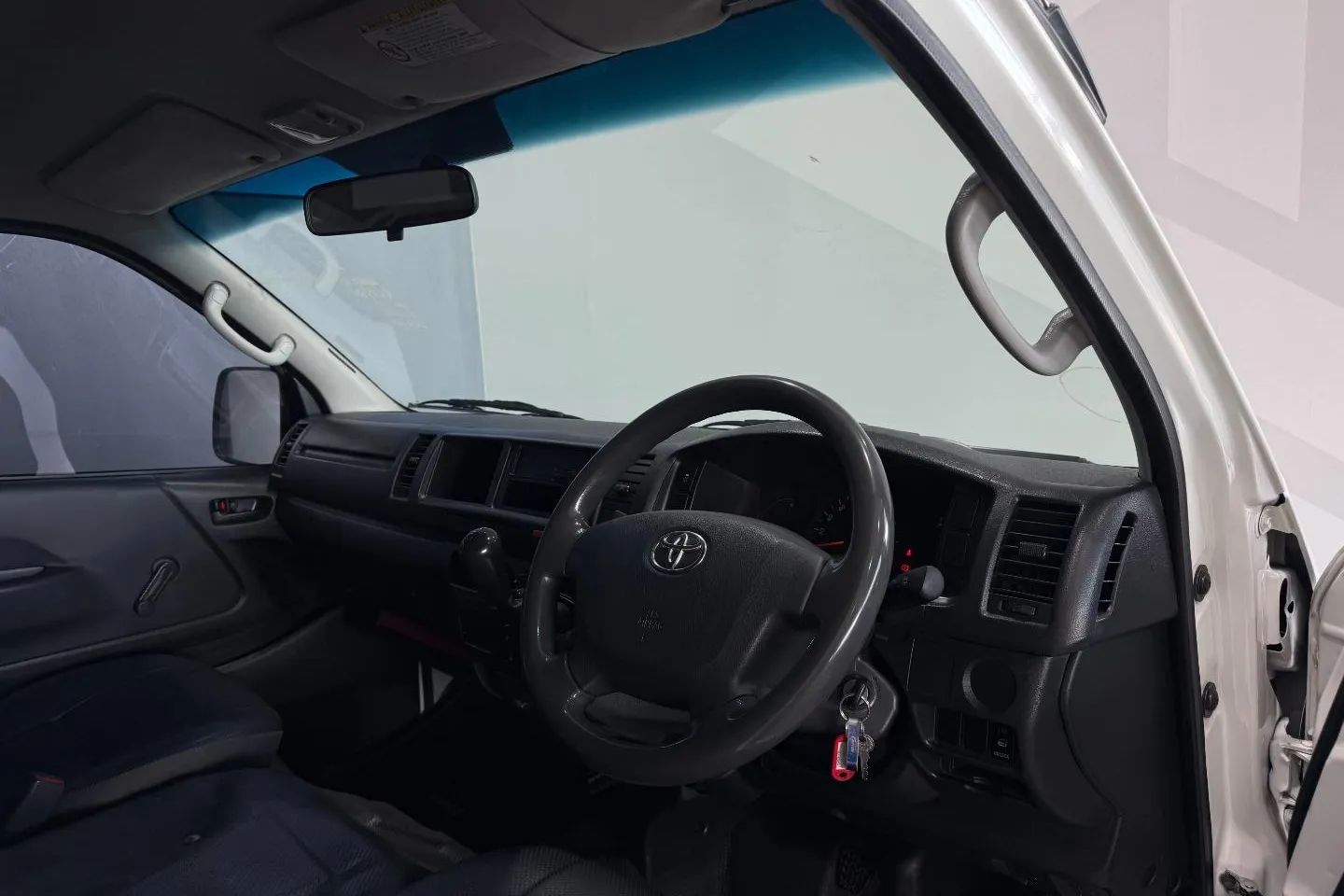 2023 Toyota HiAce 2.5D-4D Ses-Fikile 16-seater, photo 14 of 23