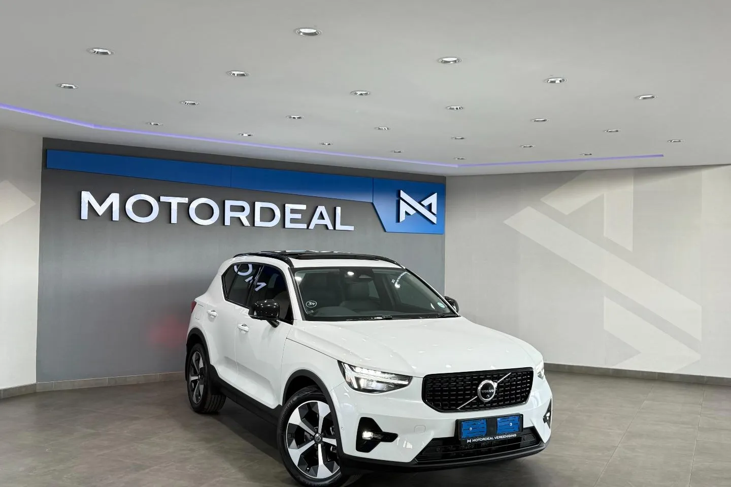 2023 Volvo XC40 B4 Plus Dark, photo 1 of 29