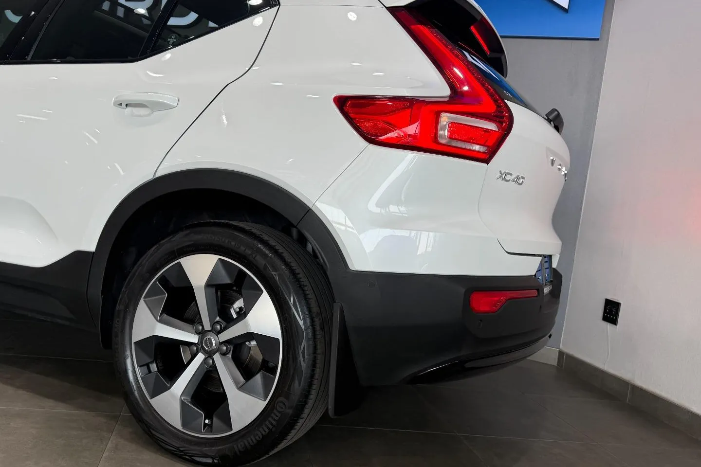 2023 Volvo XC40 B4 Plus Dark, photo 10 of 29