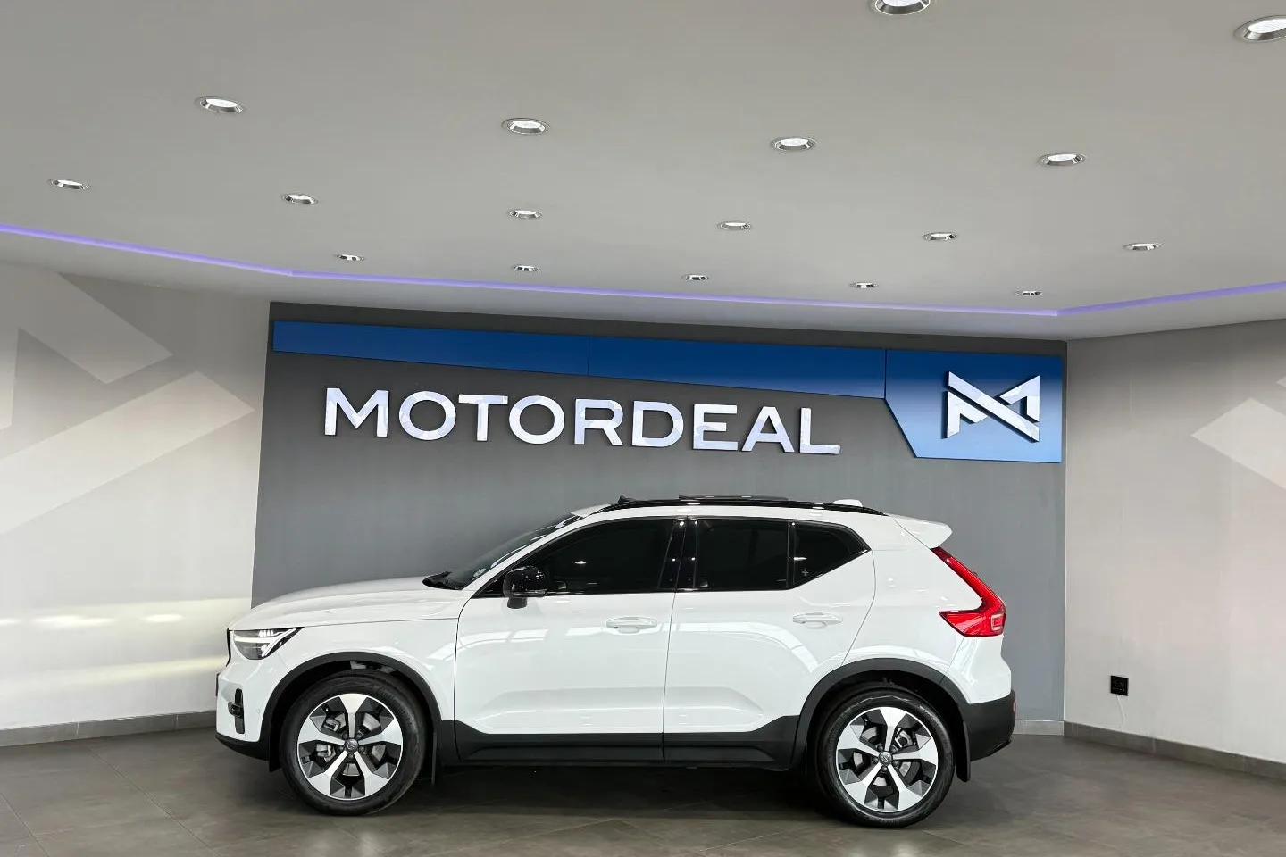 2023 Volvo XC40 B4 Plus Dark, photo 13 of 29