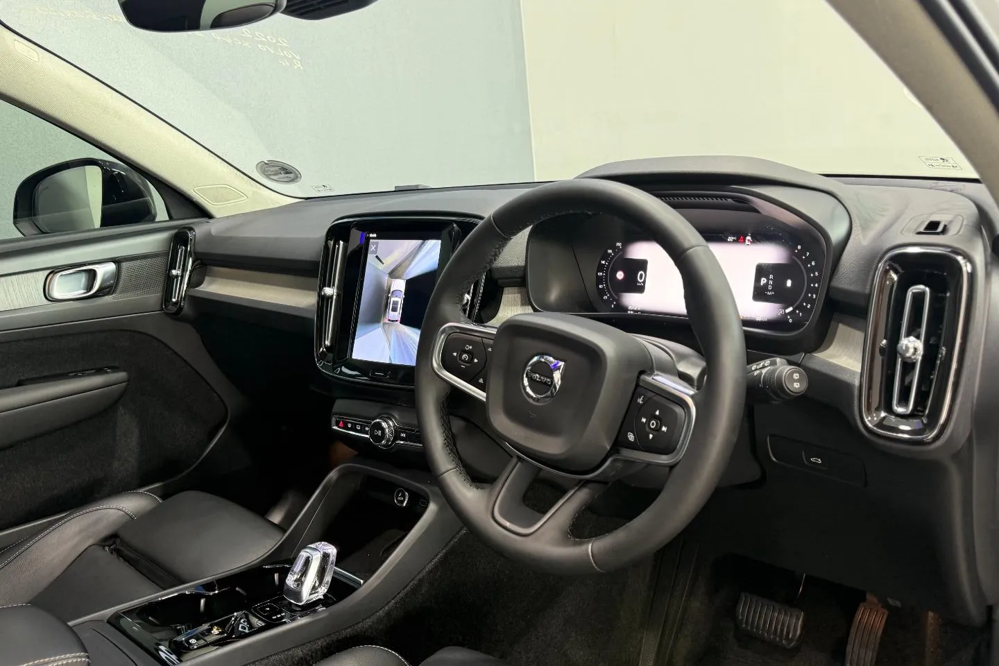 2023 Volvo XC40 B4 Plus Dark, photo 15 of 29