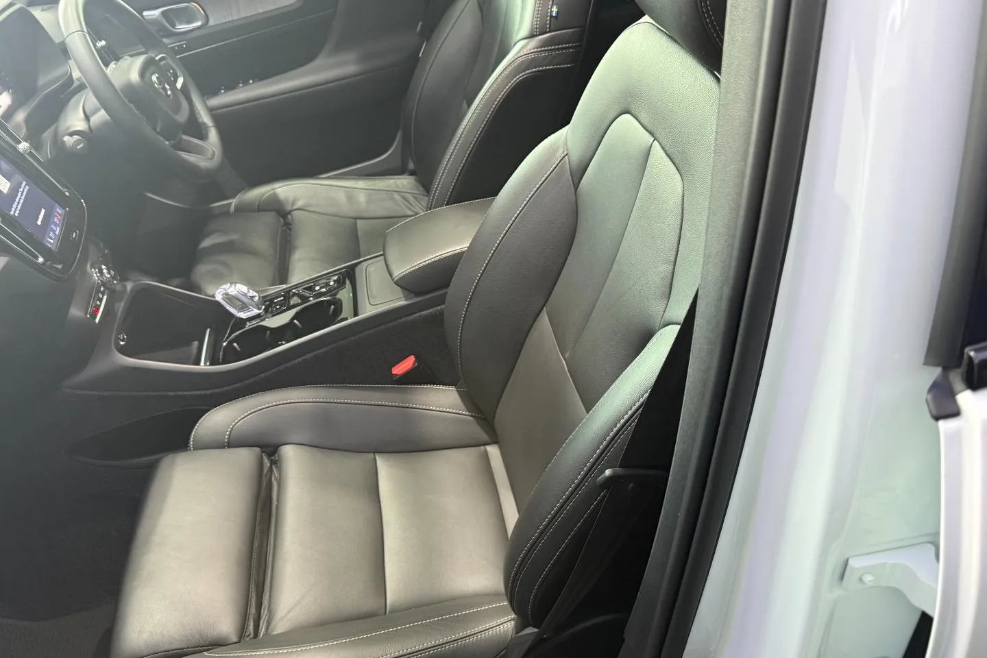 2023 Volvo XC40 B4 Plus Dark, photo 16 of 29