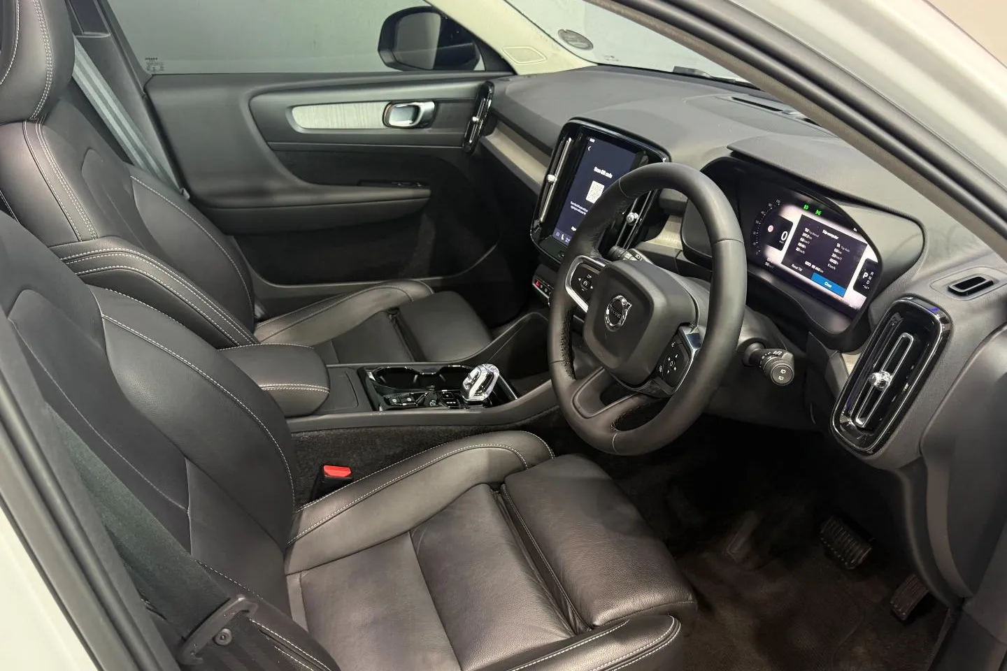 2023 Volvo XC40 B4 Plus Dark, photo 18 of 29