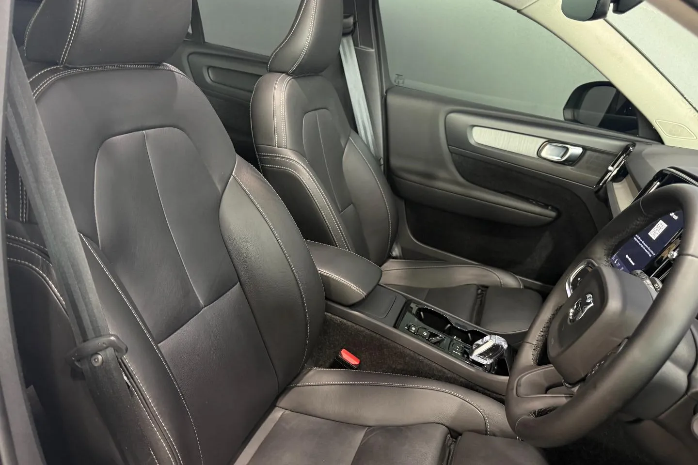 2023 Volvo XC40 B4 Plus Dark, photo 19 of 29