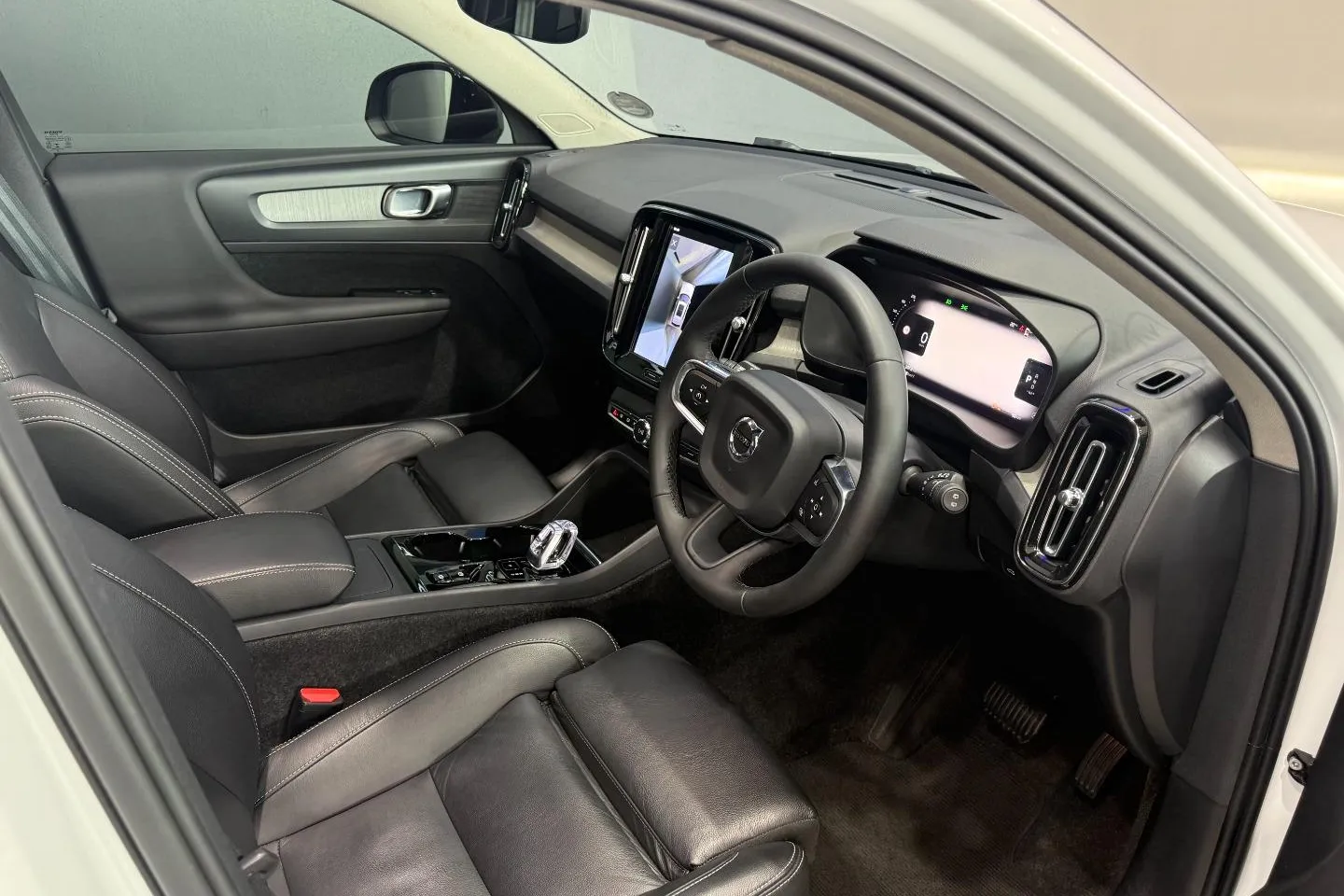 2023 Volvo XC40 B4 Plus Dark, photo 21 of 29
