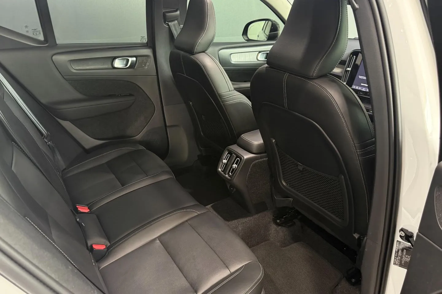 2023 Volvo XC40 B4 Plus Dark, photo 22 of 29