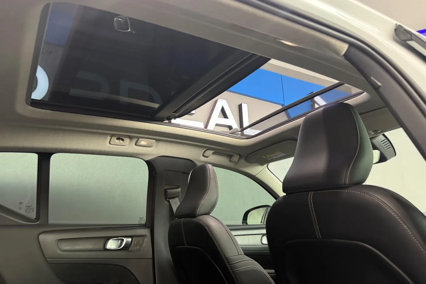 2023 Volvo XC40 B4 Plus Dark, photo 23 of 29