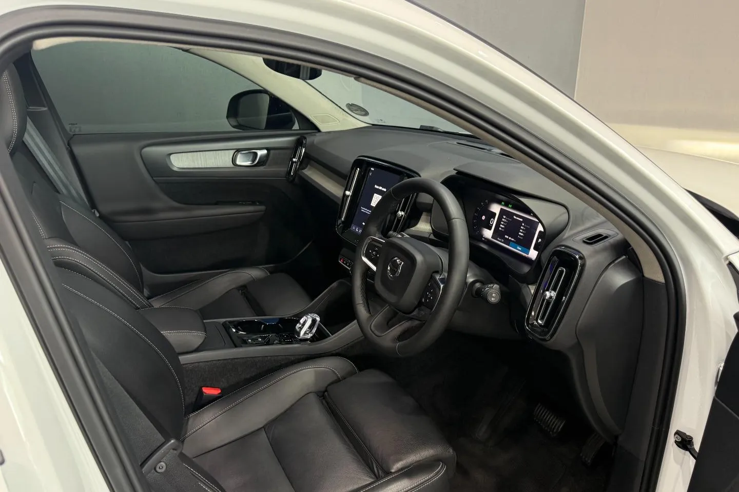 2023 Volvo XC40 B4 Plus Dark, photo 24 of 29