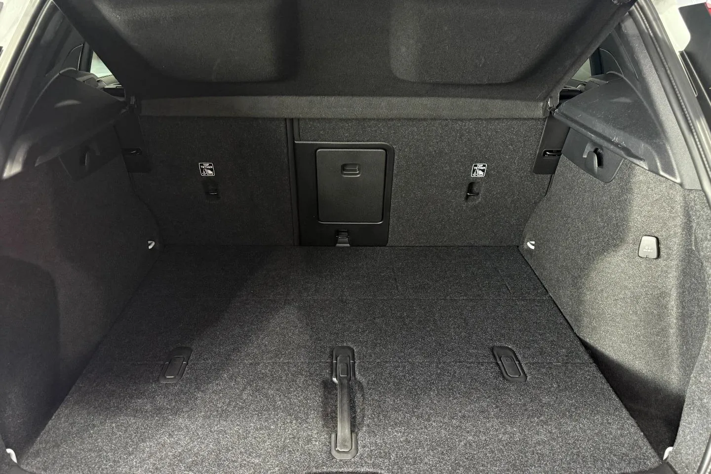 2023 Volvo XC40 B4 Plus Dark, photo 29 of 29