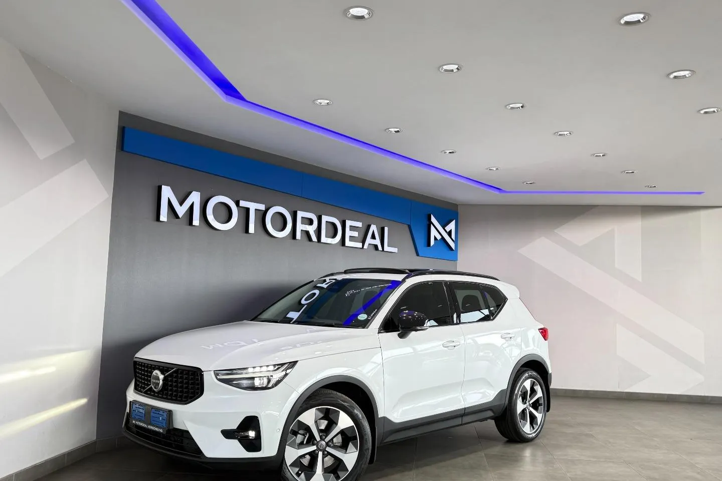 2023 Volvo XC40 B4 Plus Dark, photo 3 of 29