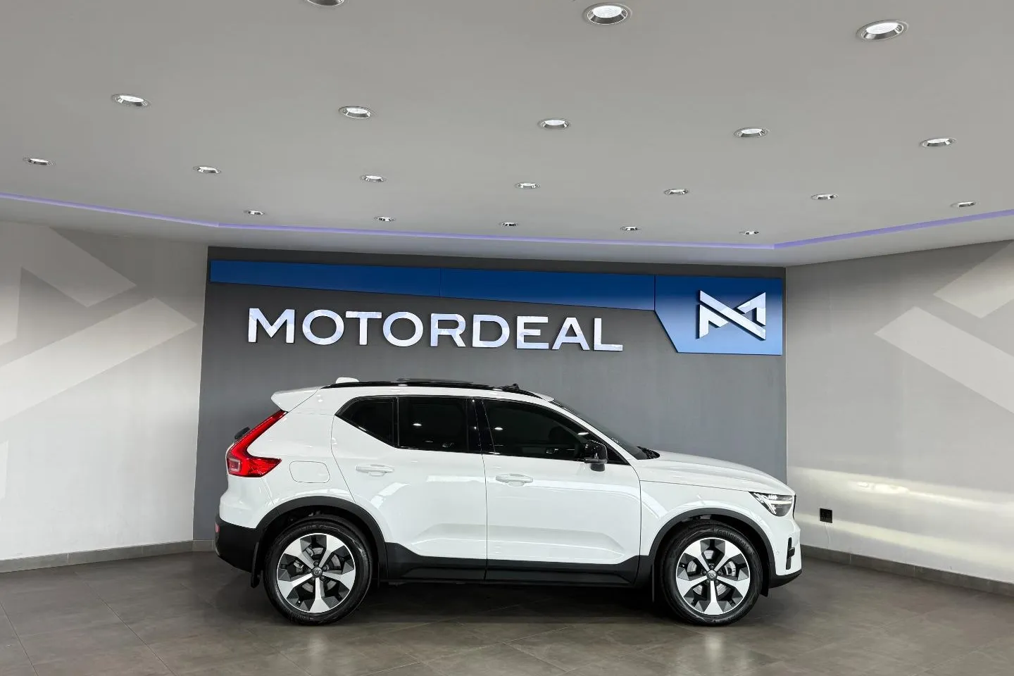 2023 Volvo XC40 B4 Plus Dark, photo 5 of 29