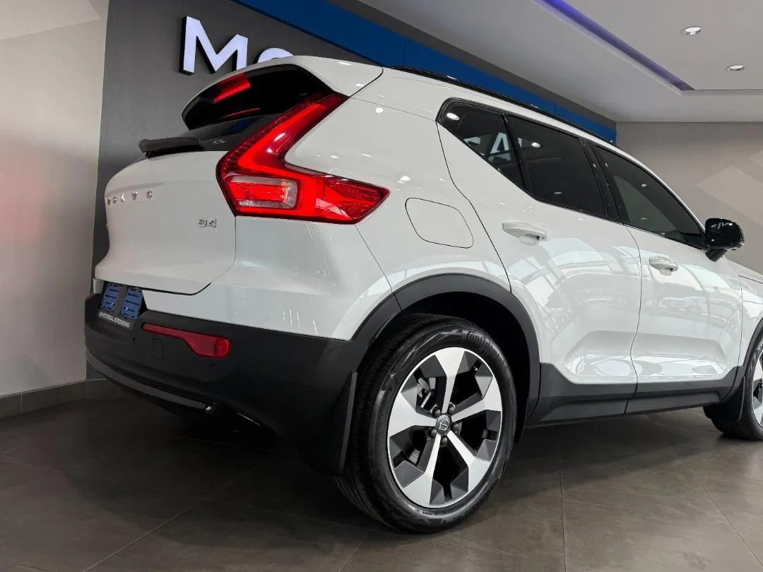 2023 Volvo XC40 B4 Plus Dark, photo 6 of 29
