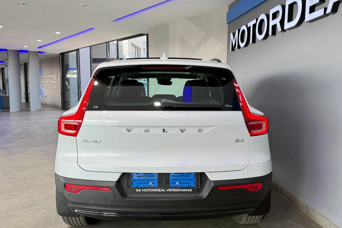 2023 Volvo XC40 B4 Plus Dark, photo 7 of 29