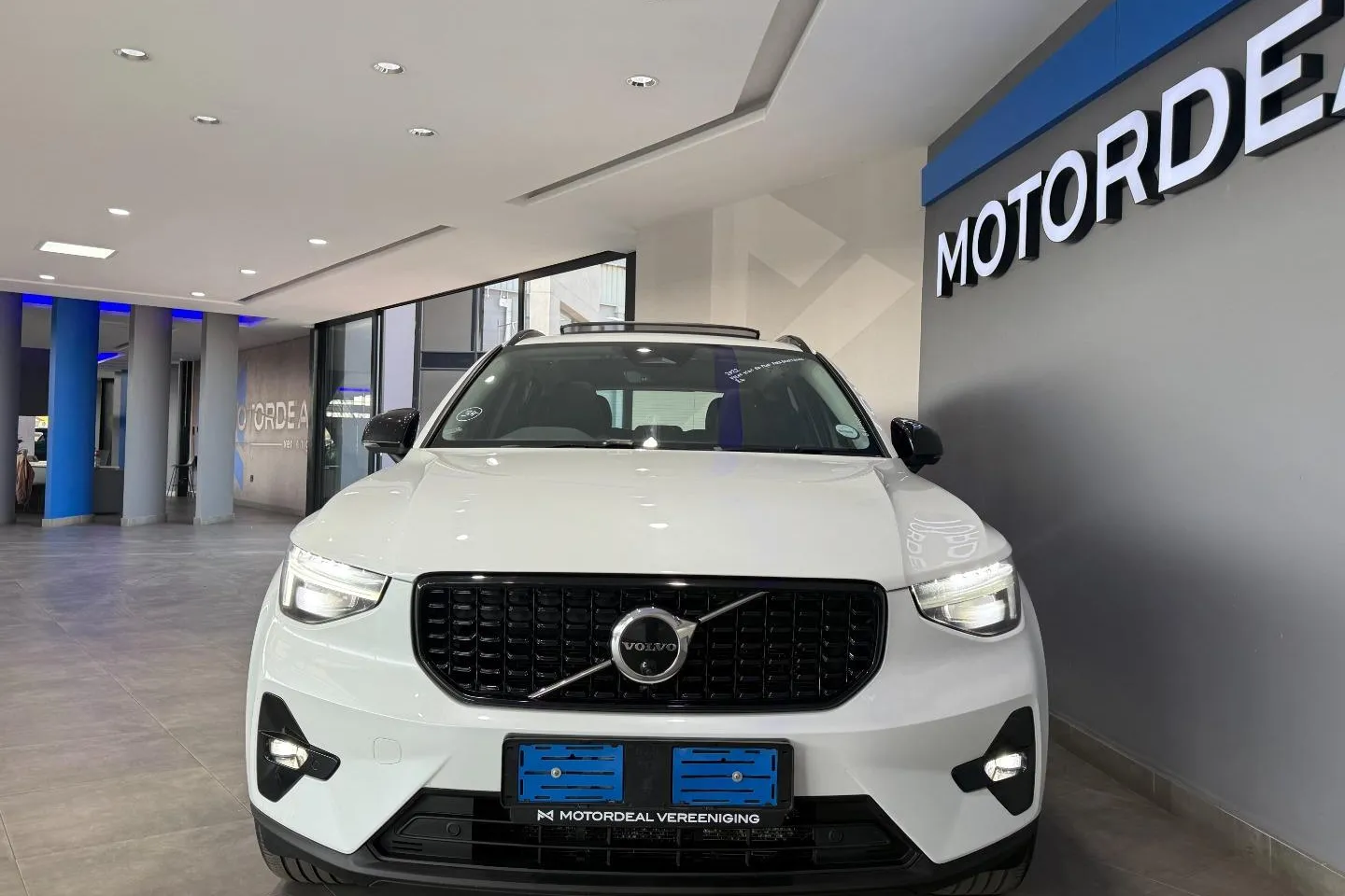 2023 Volvo XC40 B4 Plus Dark, photo 8 of 29