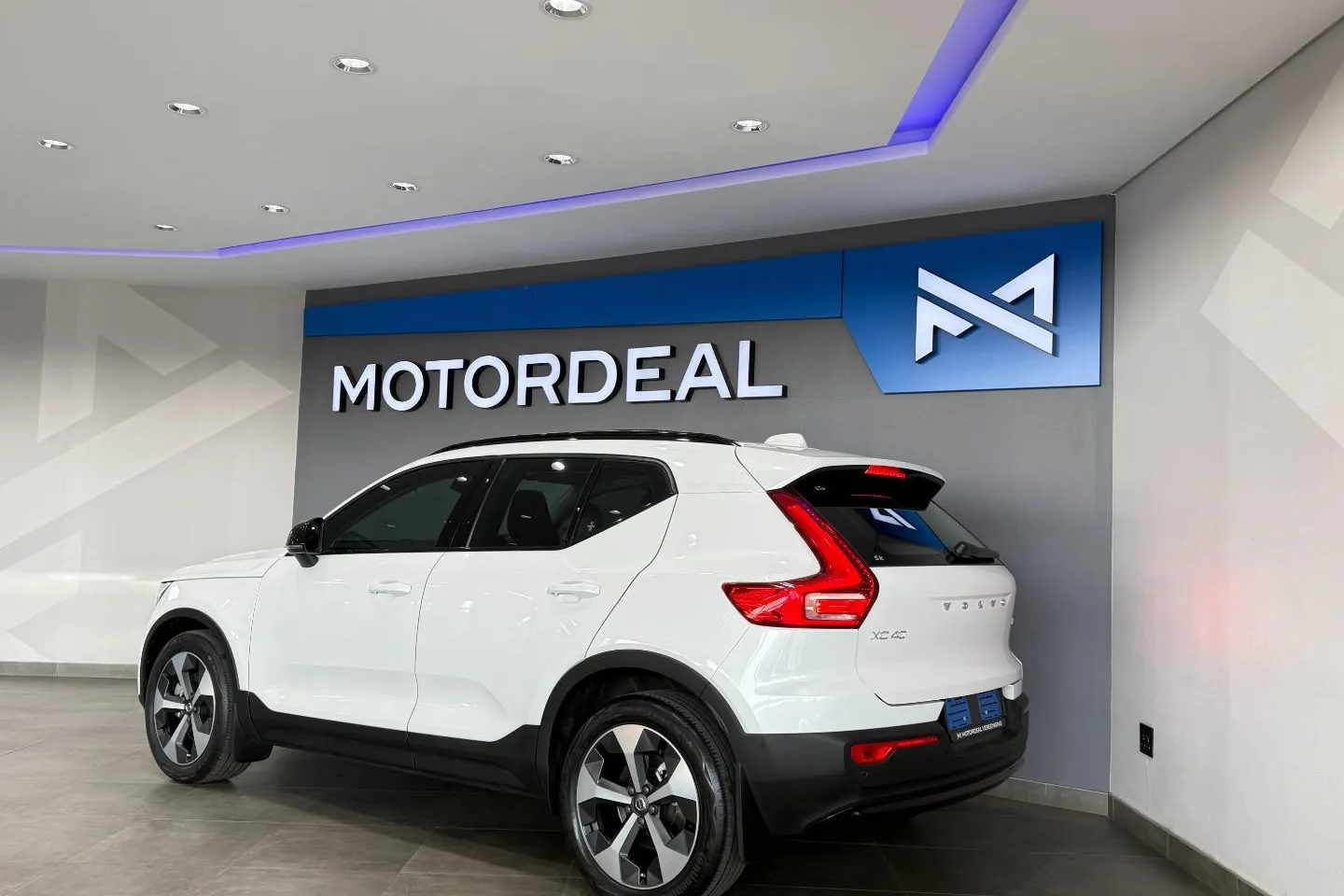 2023 Volvo XC40 B4 Plus Dark, photo 9 of 29