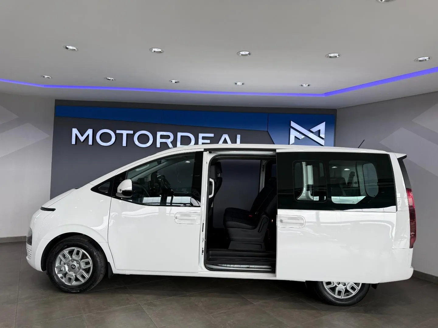 2025 Hyundai Staria 2.2D Executive 9-Seater, photo 12 of 26