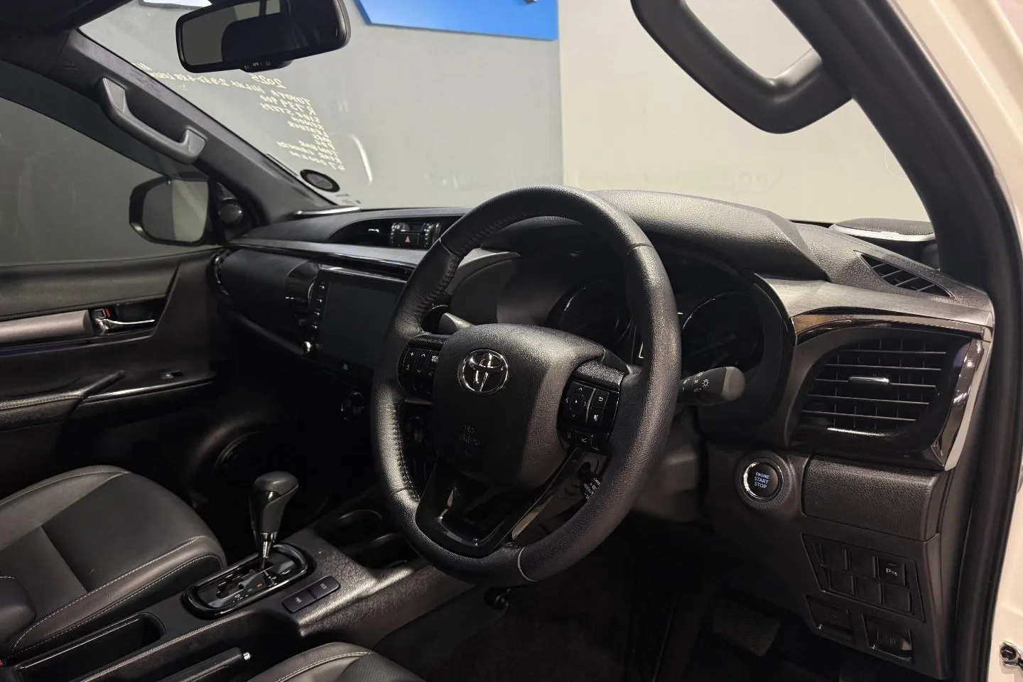 2025 Toyota Hilux 2.8GD-6 Double Cab Legend Auto, photo 26 of 30