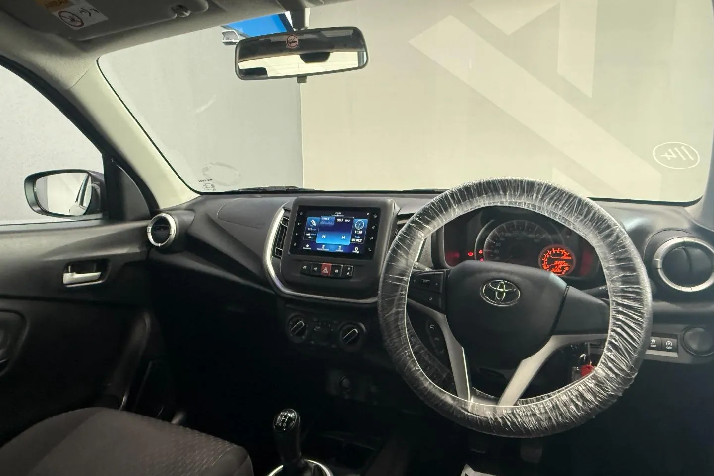 2025 Toyota Vitz 1.0 XR Manual, photo 13 of 28