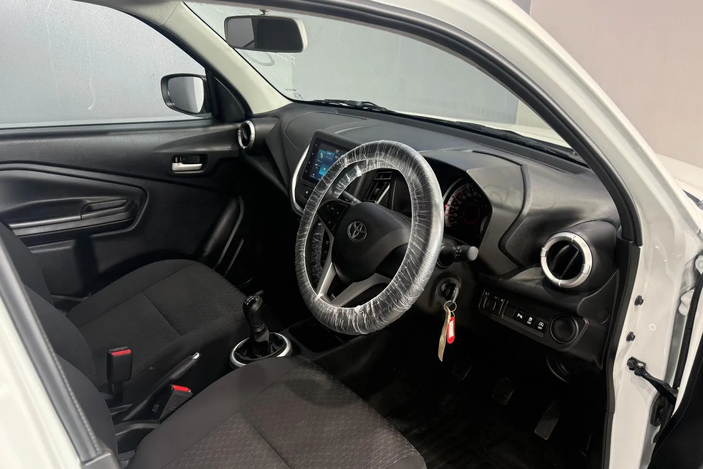 2025 Toyota Vitz 1.0 XR Manual, photo 15 of 25