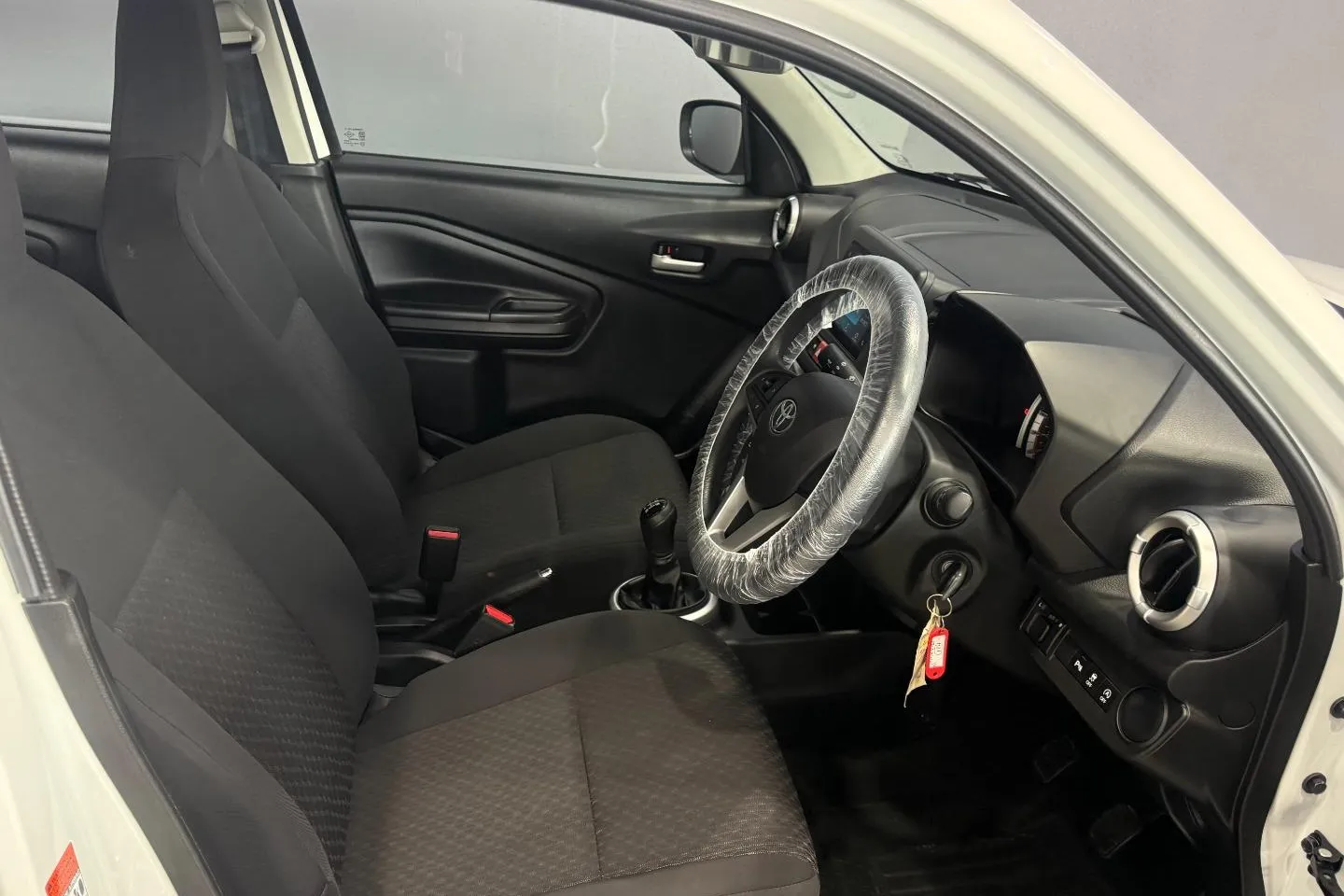 2025 Toyota Vitz 1.0 XR Manual, photo 16 of 25