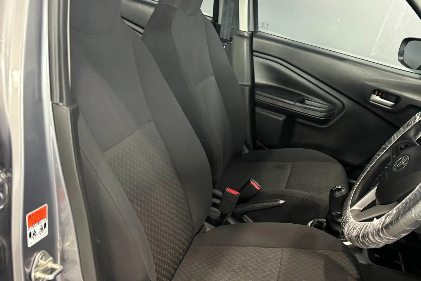 2025 Toyota Vitz 1.0 XR Manual, photo 17 of 28