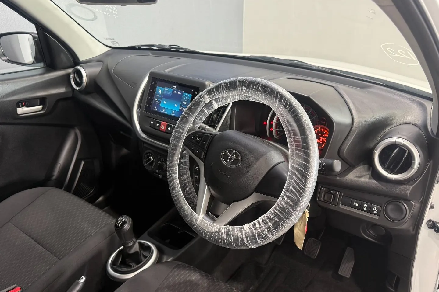 2025 Toyota Vitz 1.0 XR Manual, photo 17 of 25