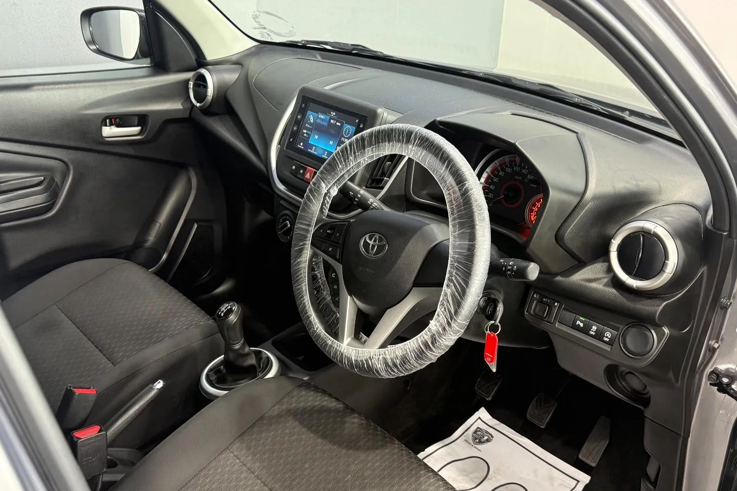 2025 Toyota Vitz 1.0 XR Manual, photo 19 of 28