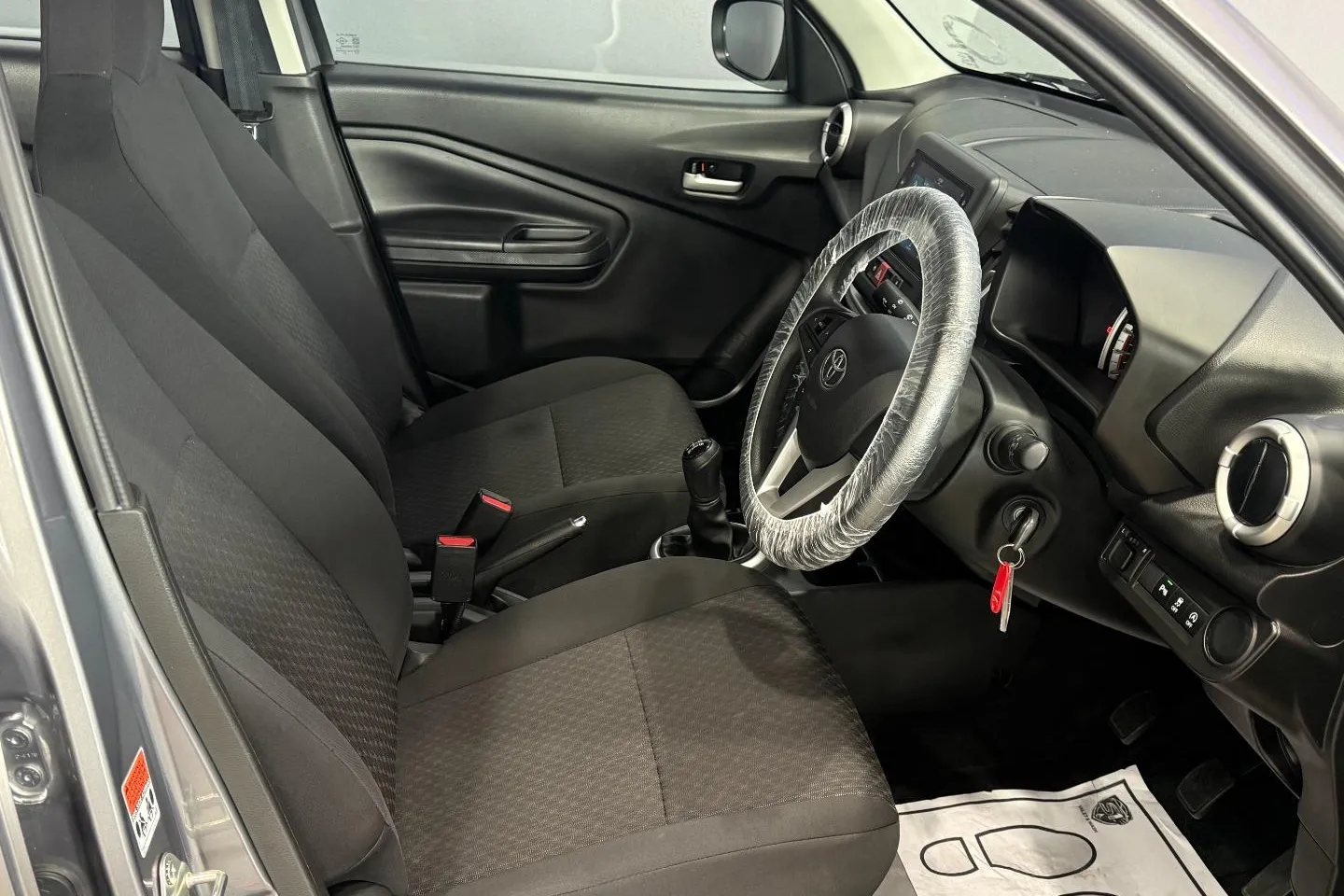 2025 Toyota Vitz 1.0 XR Manual, photo 20 of 28