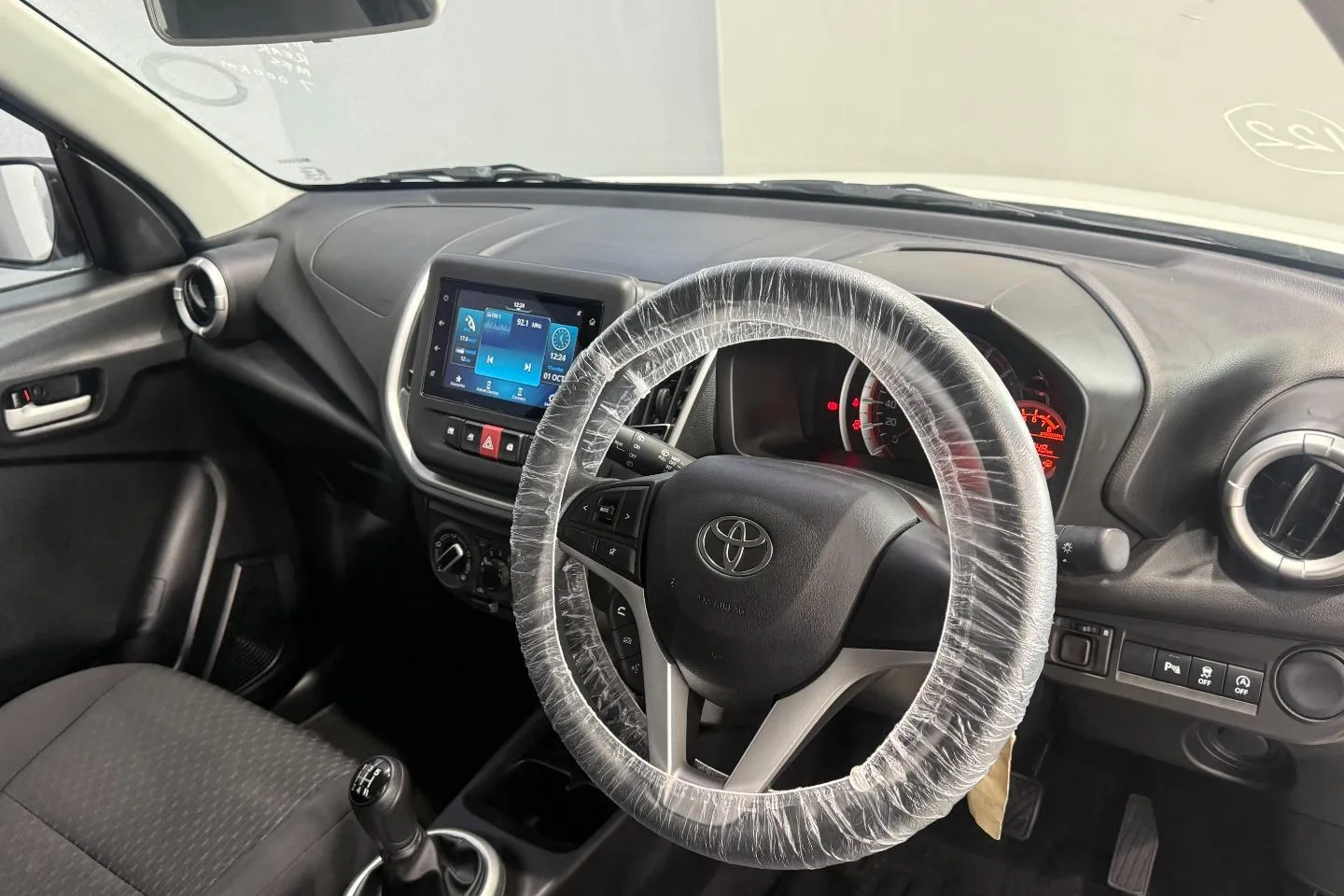 2025 Toyota Vitz 1.0 XR Manual, photo 20 of 25